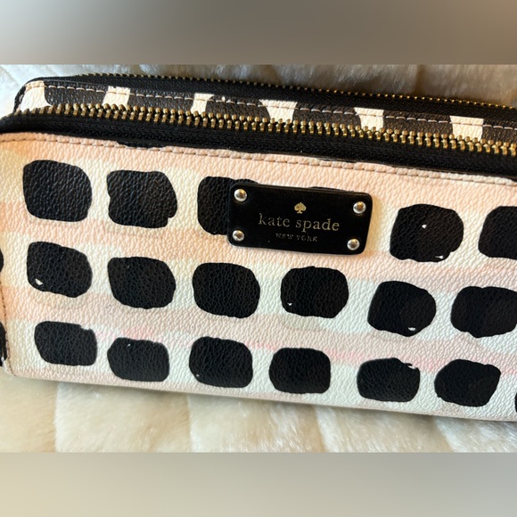 Kate Spade ♠️ Large Wristlet Wallet - Picture 2 of 5